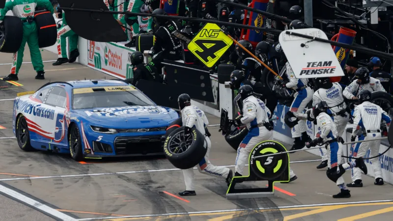 Larson passes Briscoe with 7 laps left to take Kansas flag